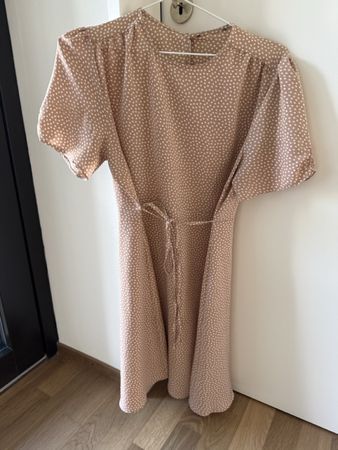 Kleid mit Tupfenmuster beige Kurzarm Grösse M