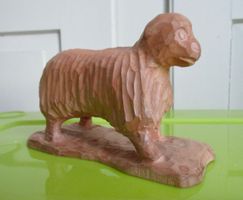geschnitzte Figur aus Holz: Schaf