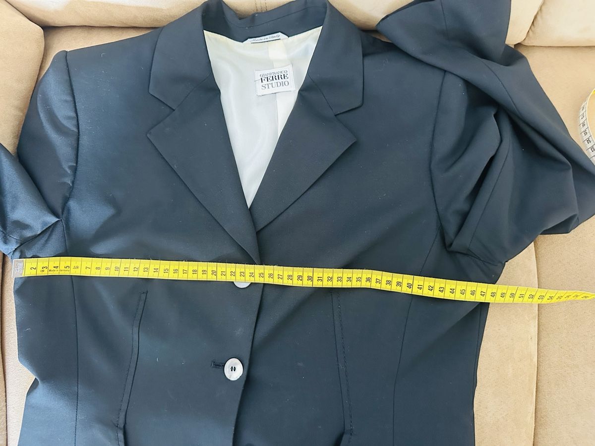 Lotti di vestiti: Tailleur Gianfranco Ferré nero taglia 42 EU – Usato da Cureglia venduto da myr_9v25 7