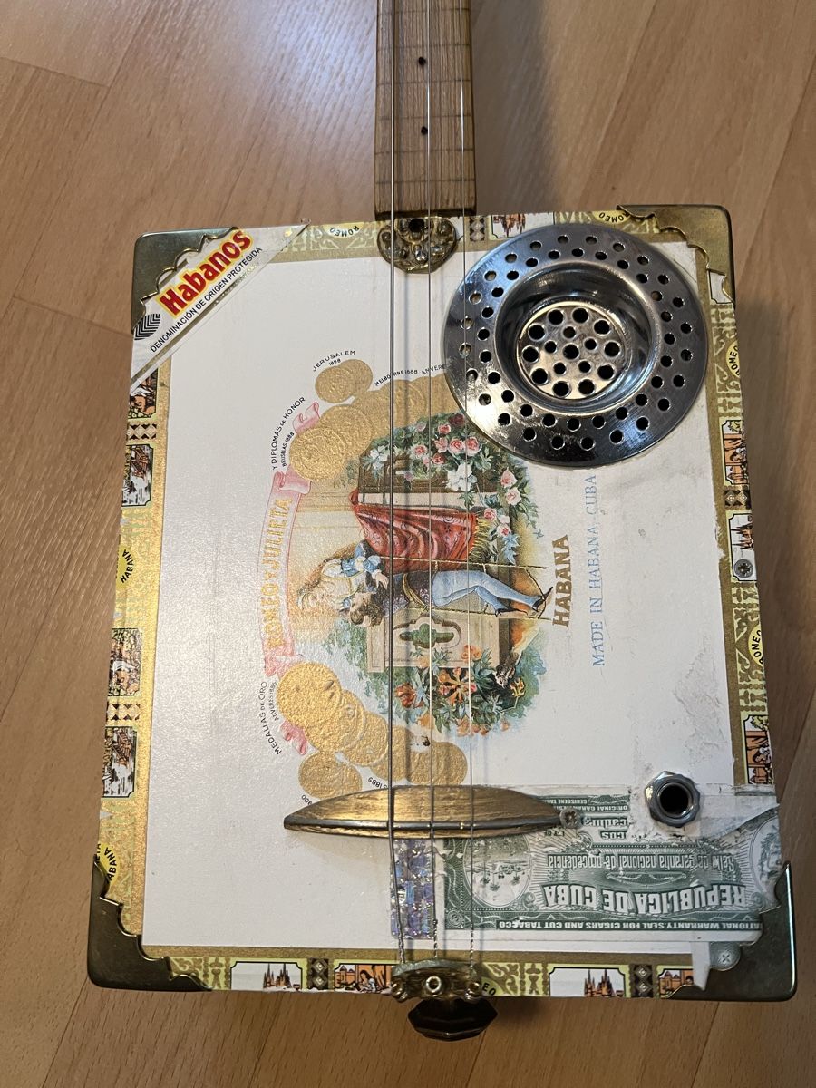 Strumenti musicali: Cigar box guitar – Usato da Corcelles NE venduto da Yabo 2