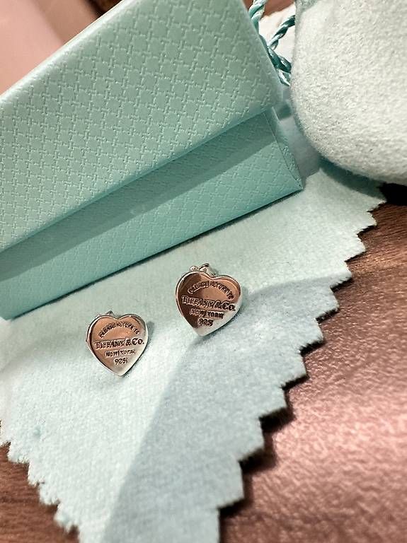 Ohrringe & -stecker: Tiffany & Co Herz-Ohrstecker in Silber – Gebraucht aus Allschwil von nic_6yf6 2
