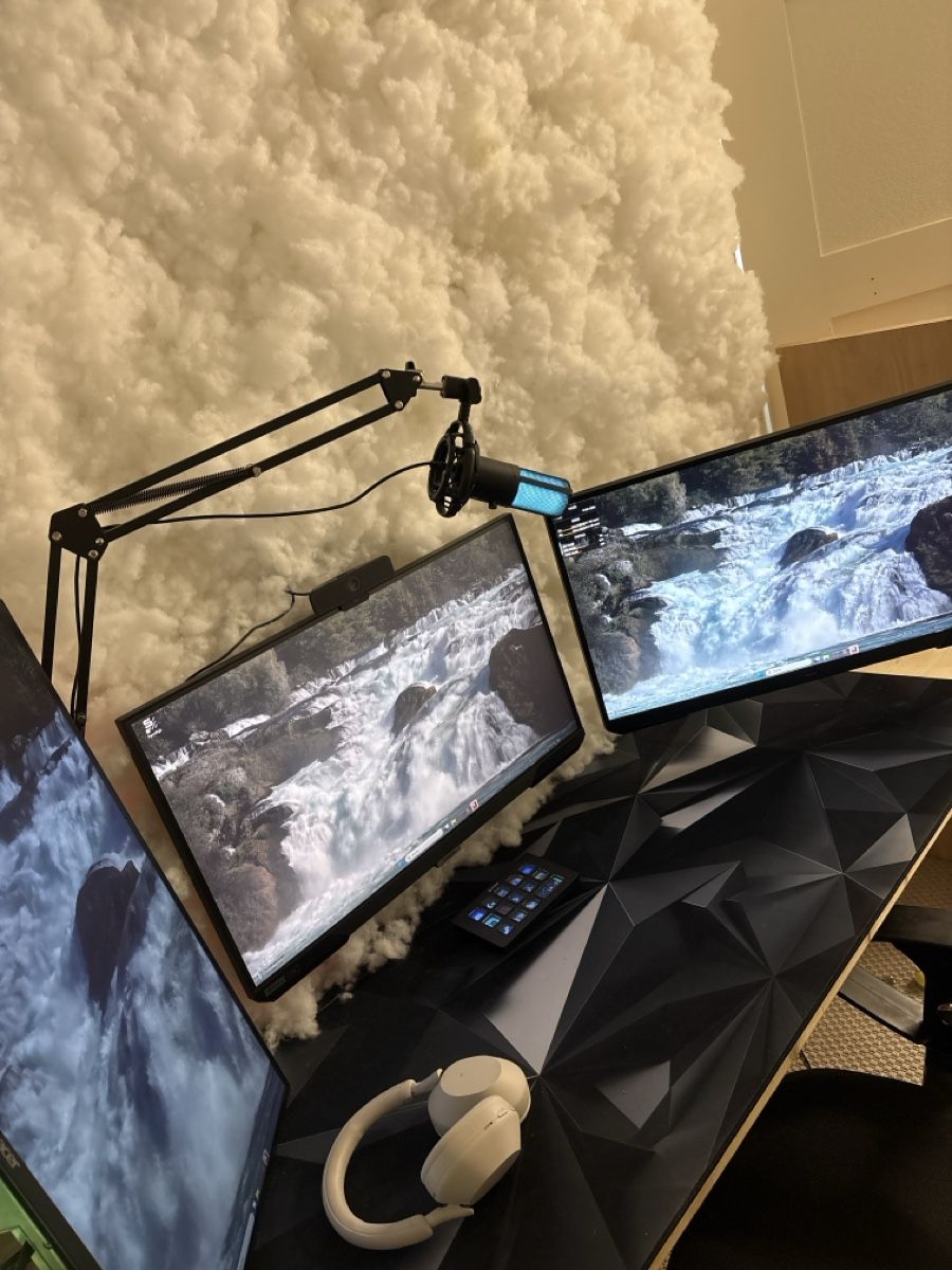 Console: Gaming PC, streamdek, microphone, webcam, and three monitors – Usato da Lausen venduto da Mutuli 2