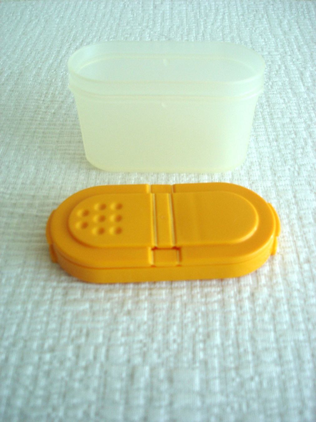 Tupperware Contenitori & Simili: 2 Tupperware Behälter & Mini Gewürzbehälter – Usato da Regensdorf venduto da anna059 9