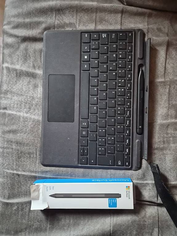Claviers: Clavier et deux Stylet surface air pro – D'occasion à Aigle par led_8nd2
