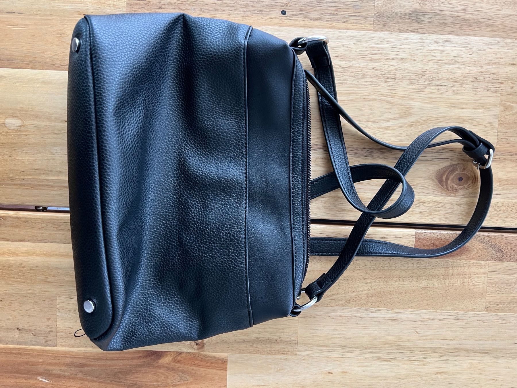 Taschen für Damen: Schwarze Umhängetasche – Gebraucht aus Schlieren von svenbaettig 1