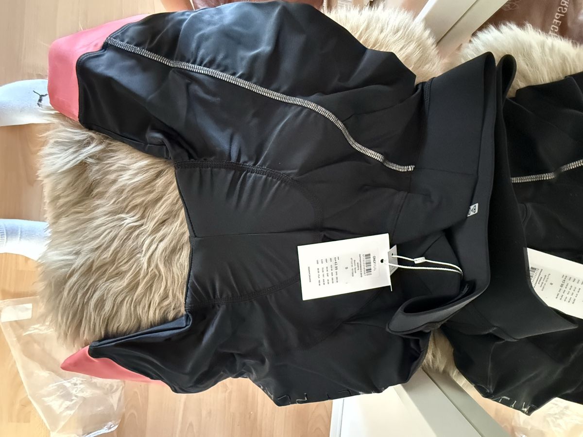 Only Pantalons: Short de cyclisme ONLY, neuf avec étiquette, taille S. – Neuf avec emballage d'origine à Yvonand par tan_lgx9