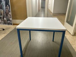 Tisch weiss 80 x 80 cm mit blauem Metallgestell
