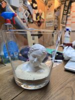 Schönes Dekoobjekt Büste in Glas auf Sand (D1)
