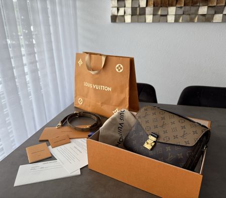 Louis Vuitton Pochette Metis Reverse