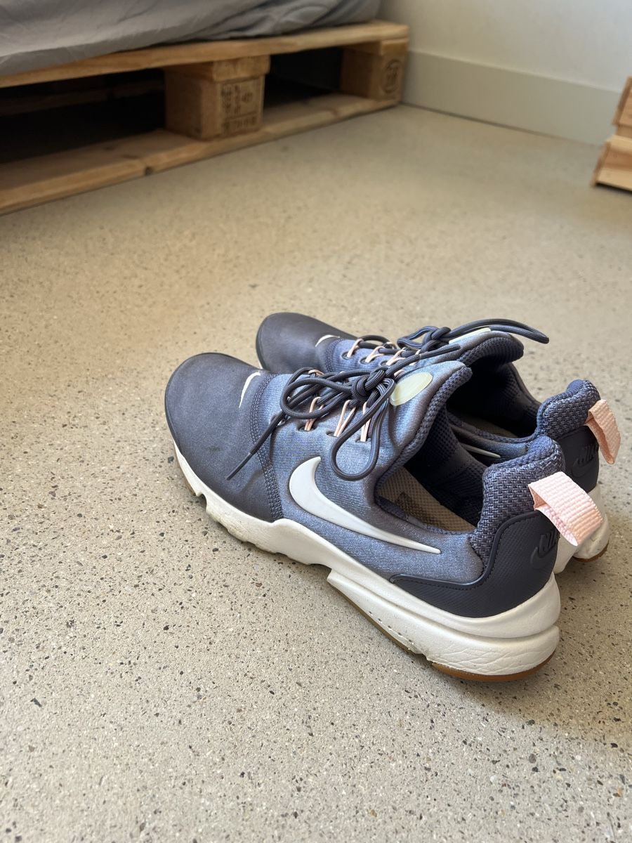 Nike Scarpe da donna: Nike Laufschuhe, Gr. 38.5 Damen – Usato da Basel venduto da lolixyz
