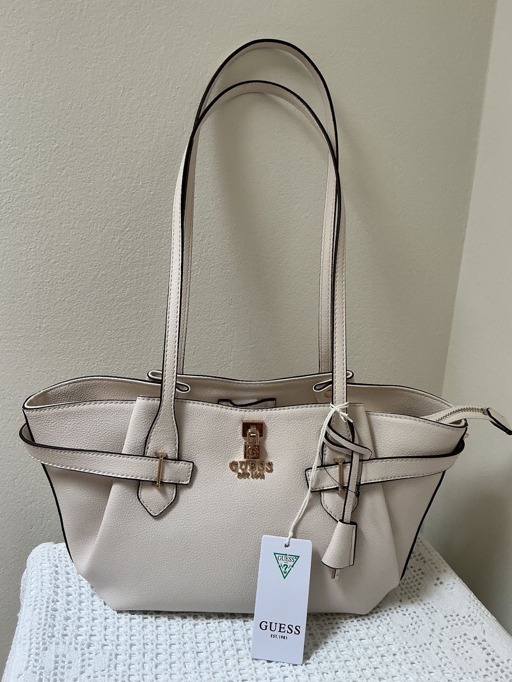 Guess Taschen für Damen: Guess Tasche wunderschön neu Topmodern – Neu (gemäss Beschreibung) aus Rudolfstetten von Foxj