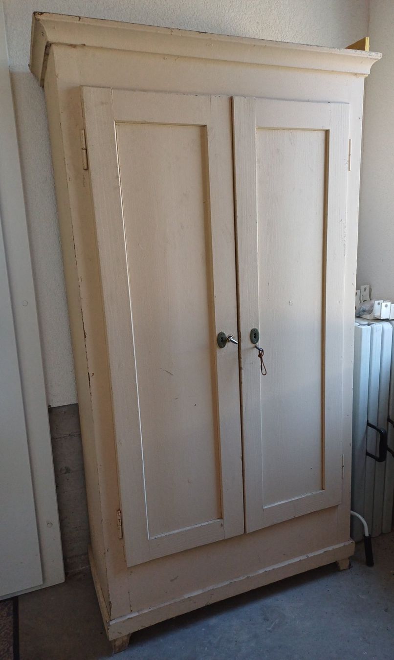 Schränke: Antiker Schrank – Gebraucht aus Neuenegg von Amadaeus