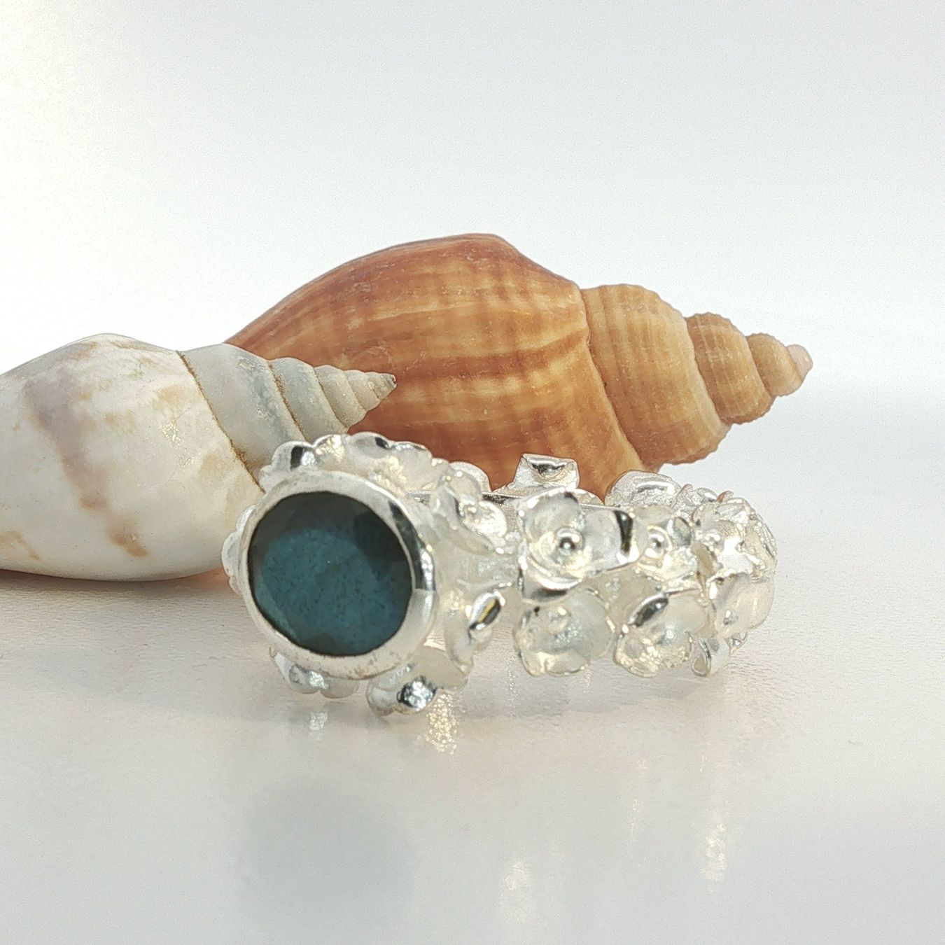 Olga Ribler Anelli: Statement Blumen Ring mit Labradorit – Grösse 60 – Nuovo (secondo la descrizione) da Luzern venduto da Schmuckoutlet