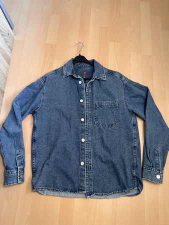 H&M Jeanshemd, Grösse S - Perfekt für den Übergang!