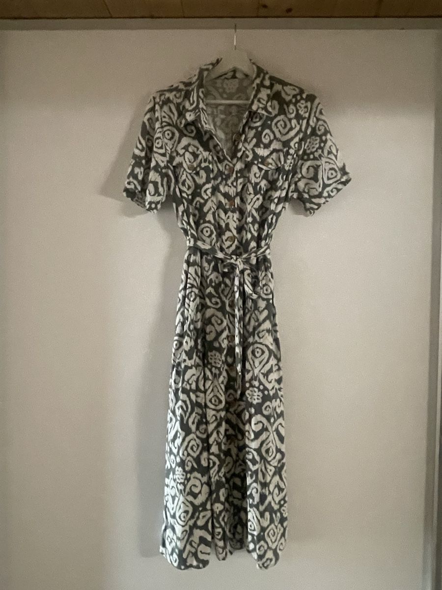 Robes: Damen Kleid Kurzarm mit Gürtel L gemustert – D'occasion à Hergiswil NW par natejuke