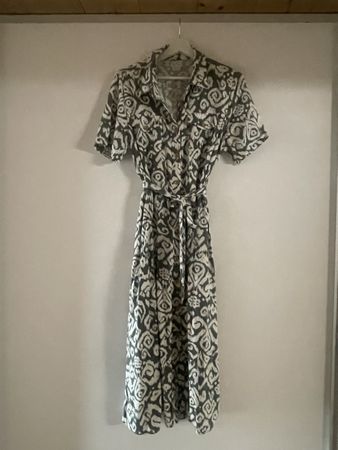 Damen Kleid Kurzarm mit Gürtel L gemustert