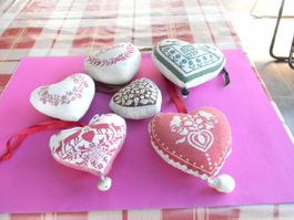6 anciens coeurs en tissu