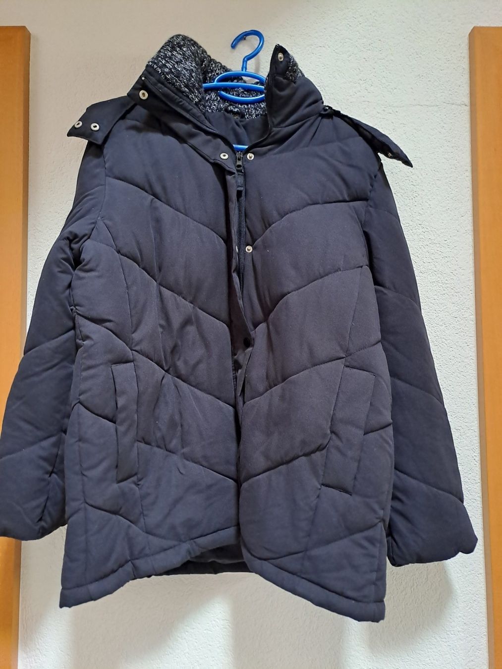 Jacken: Winterjacke mit Kapuze, Gr. 42 – Gebraucht aus Frauenfeld von Andadaa