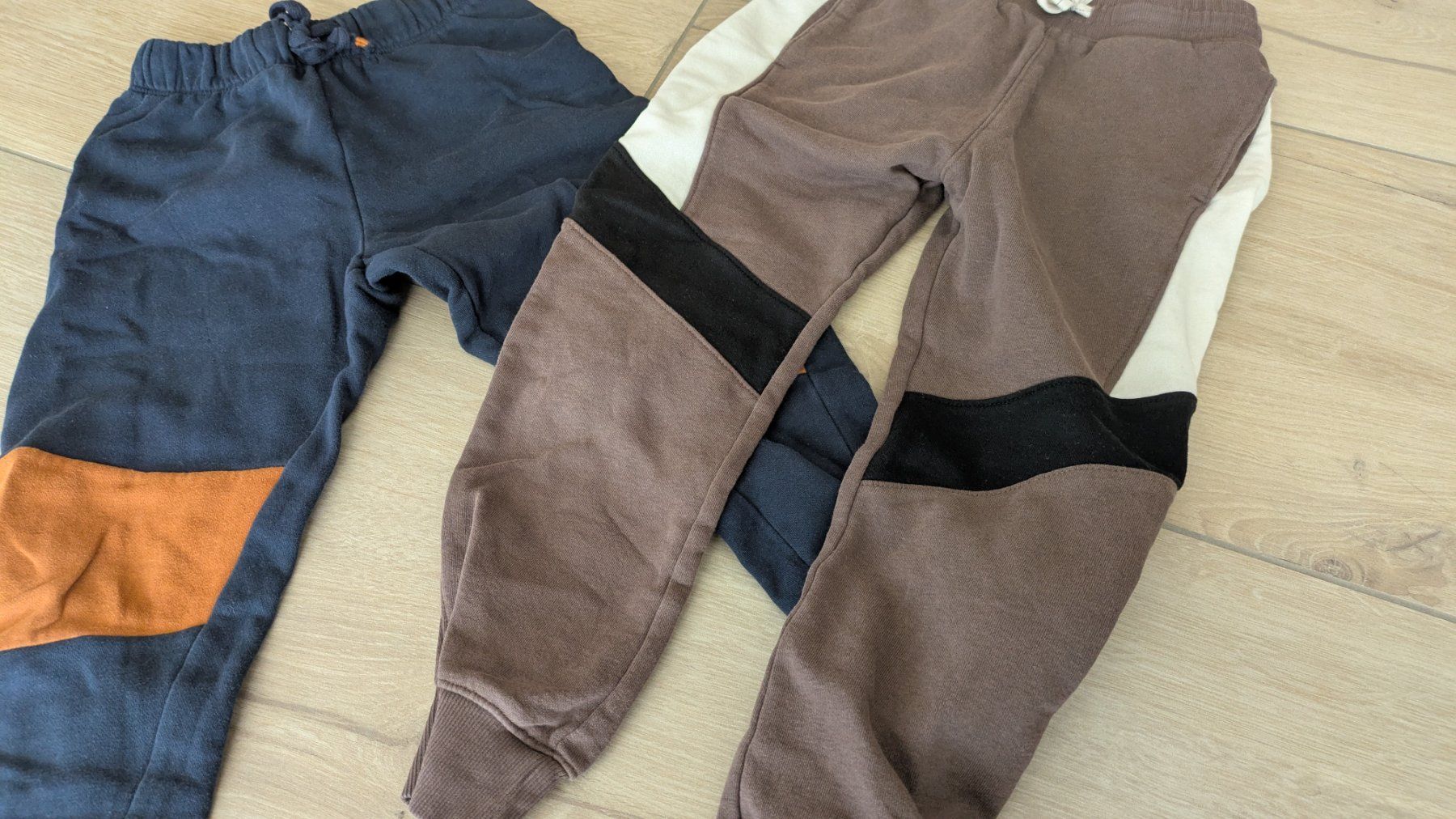 Pantalons: 2 Trainerhosen Gr. 122 & 128 – D'occasion à Staufen par Fleby84 1