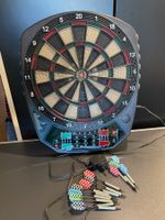 Elektrische Dartscheibe, mit Pfeilen