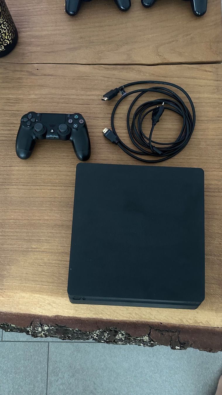 Sony Console: PlayStation 4 (12.00) Set mit Controller & Zubehör – Usato da Pfäffikon ZH venduto da narteq