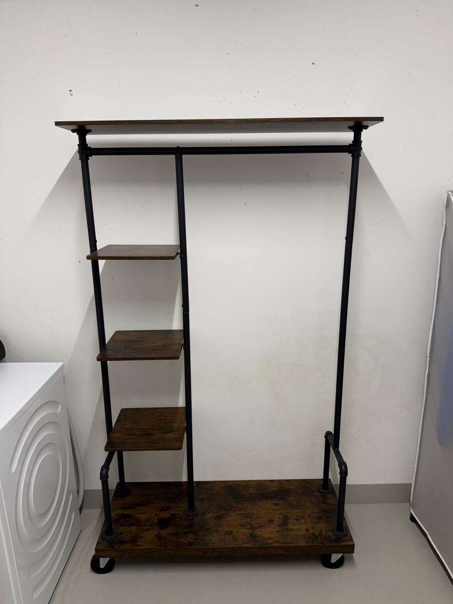 Garderobe: Kleiderständer mit Rollen – Gebraucht aus Wallisellen von Art_Vendorlay