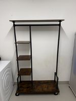 Kleiderständer mit Rollen
