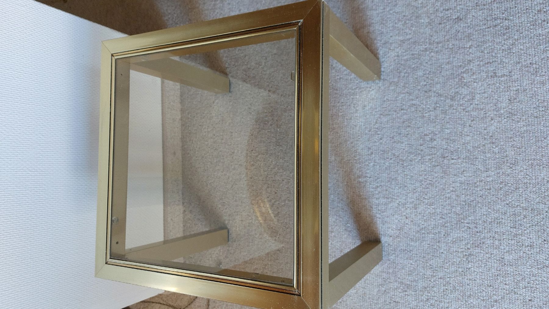 Comodini: Goldiger Glas-Couch- oder Nachttisch – Usato da Himmelried venduto da Neugrund1 1