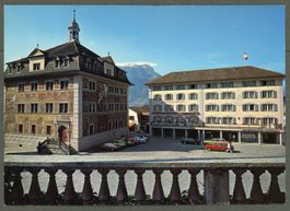AK color Schwyz SZ Rathaus,Wysses Rössli,Hauptplatz ≈ 1970