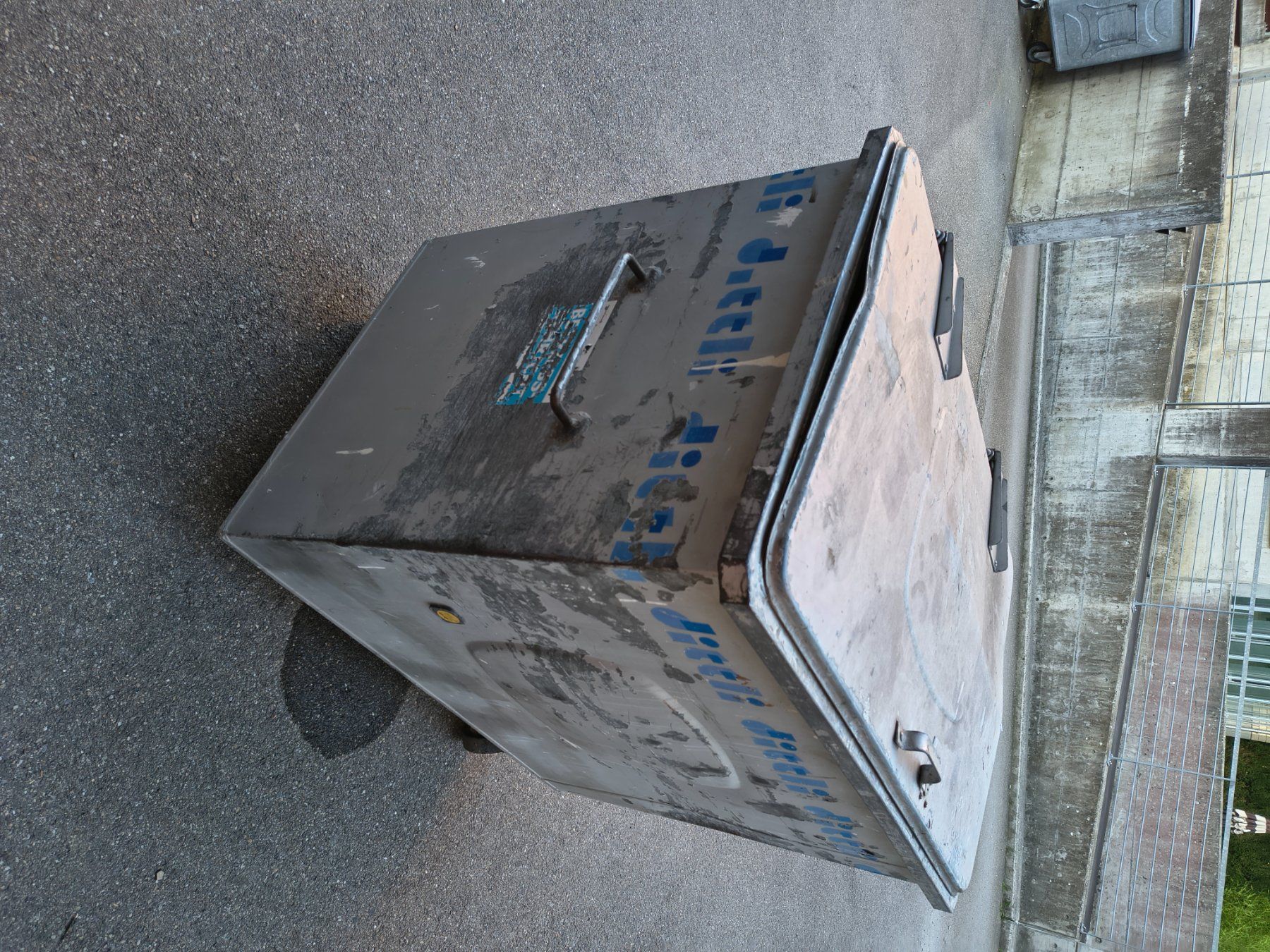 Autres articles bureau & commerces: Abfallcontainer / Müllcontainer / aus Metall gebraucht – D'occasion à Uster par 4schtroumpfs 1