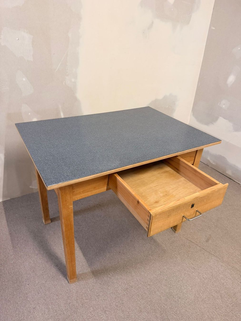 Tavoli: Robuster Vintage Tisch mit Schublade und Resopalplatte – Usato da Rickenbach ZH venduto da Der-Insider 6