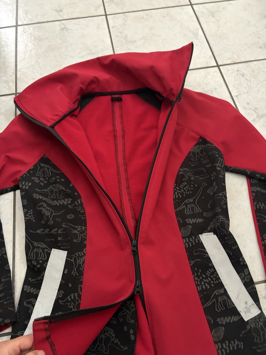 Jacken: Coole Softshell Jacke mit Dinos, Gr. M - L rot, schwarz – Gebraucht aus Sevelen von gsandax 4