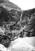 Foroglio (TI) Cascata e villaggio della Valle Bavona 1965 G