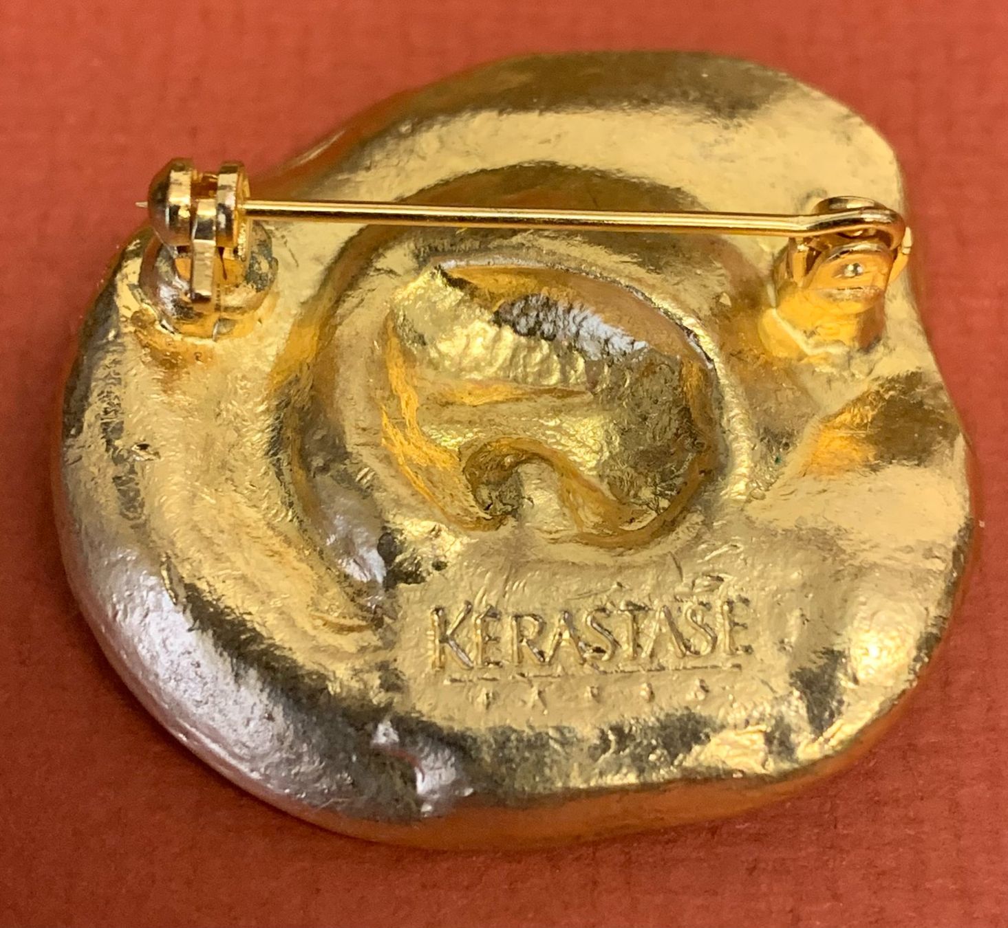 Broches & Aiguilles: KERASTASE  Brosche  -  vergoldet – D'occasion à Gundetswil par Egro100 1