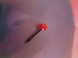 Piercing Stab in Schwarz mit 1 Kugel in Pink marmoriert