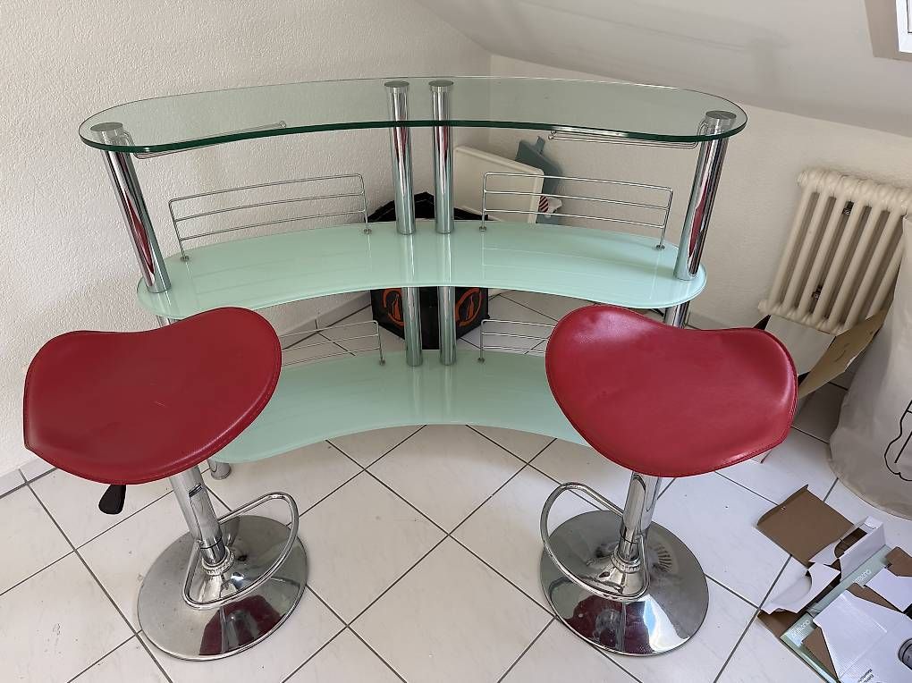 Allestimento di negozi e stand fieristici: Bar mit 2 Barhocker gratis – Usato da Münsingen venduto da Kapia82