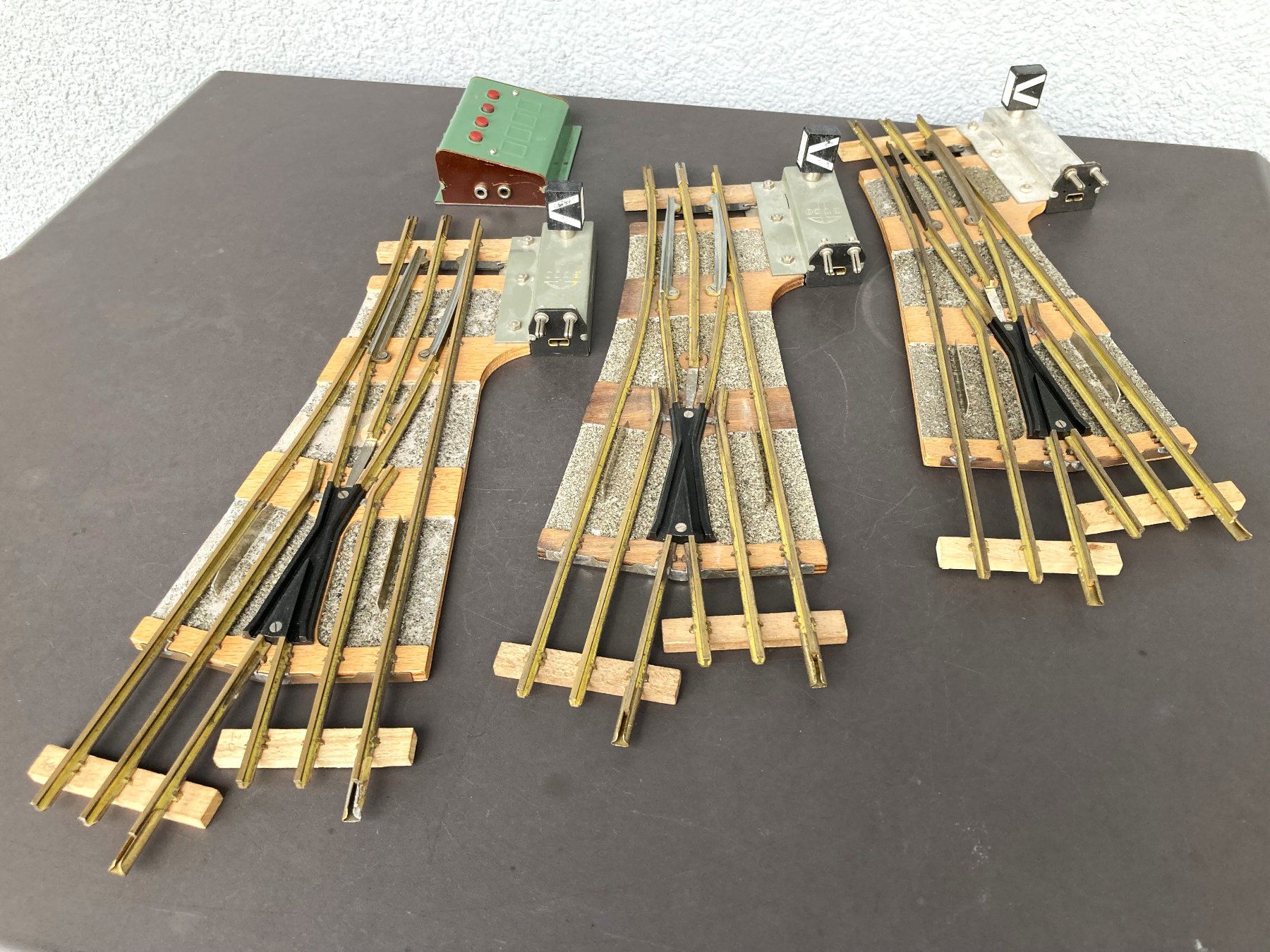 Buco Modelleisenbahnen: 3 BUCO Rechts Weichen und ein Weichenstellpult – Gebraucht aus Therwil von kuuvalo 3