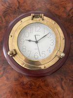 Antike Wanduhr, mit antiken Bullauge Schiff