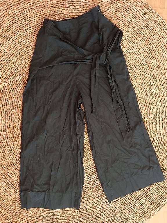 Sisley Pantaloni: Leichte Hose mit Wrapdetail von Sisley – Usato da Zürich venduto da Melianea