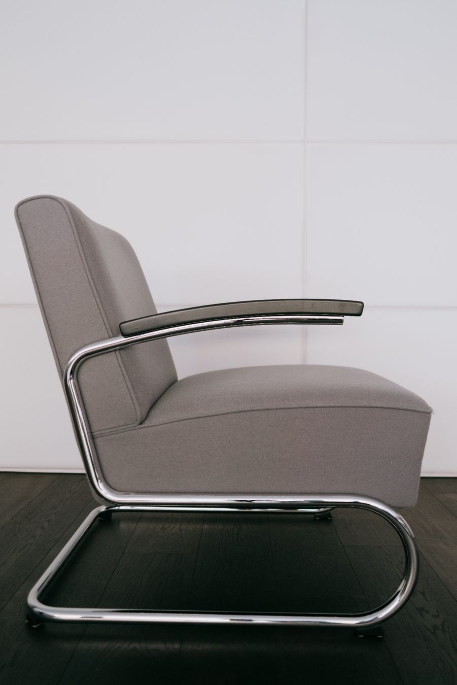 Thonet Poltrone: Thonet Freischwinger-Armsessel m. Hocker S411 – Usato da Baar venduto da Reddot 1