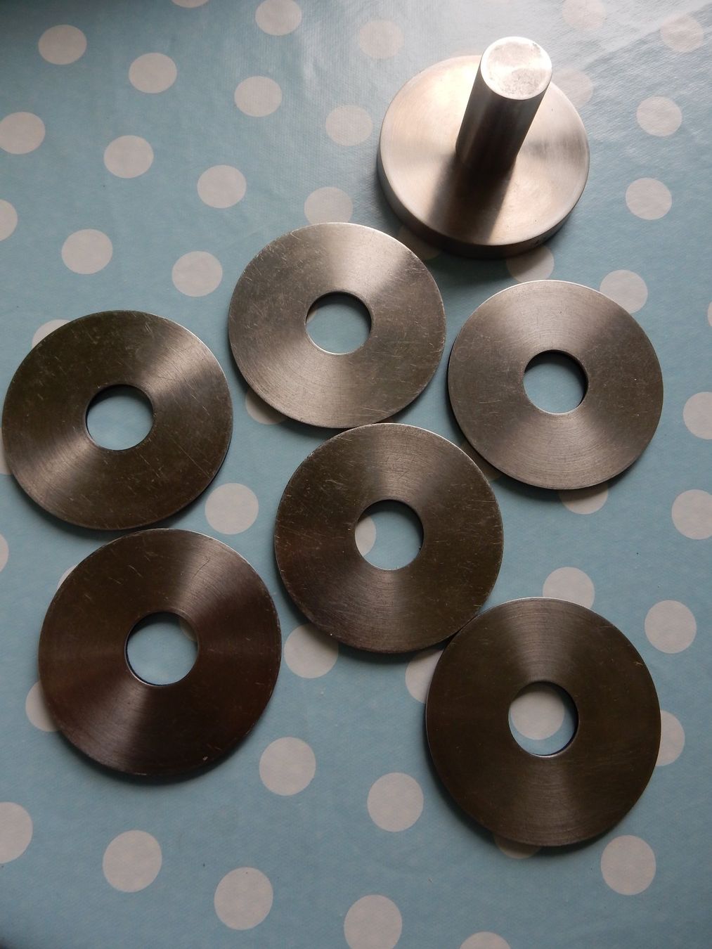Sottobicchieri: 6 Design Untersetzer Metall Glasuntersetzer mit Halter – Usato da Jona venduto da simongarden 6
