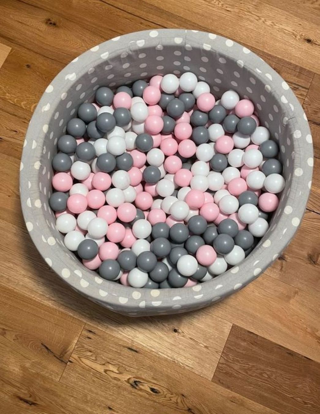 Spiele: Bällebad mit Bällen,grau weiss rosa – Gebraucht aus Rietheim von vla_y88j 1