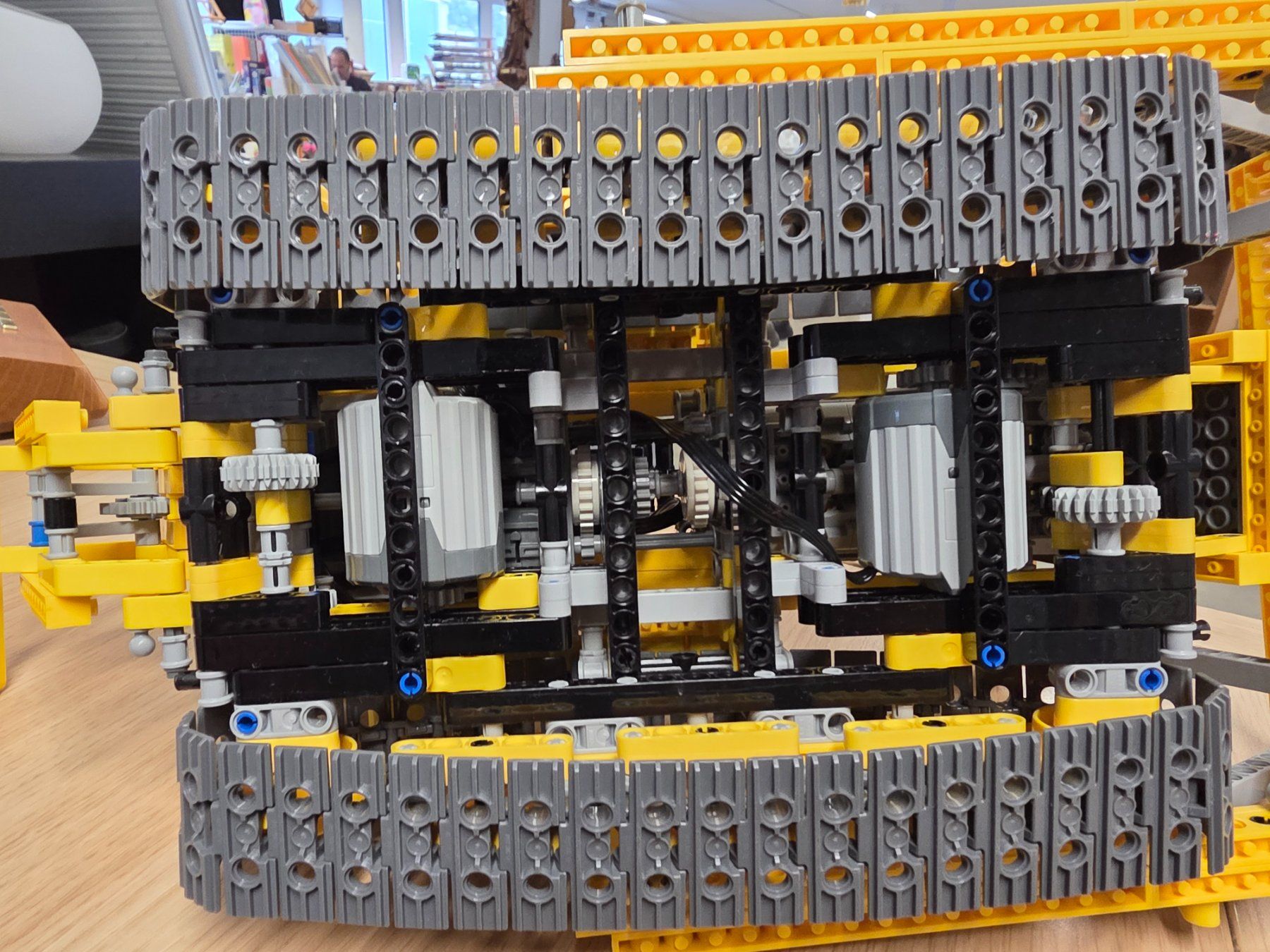 Lego Kit di costruzioni: LEGO Technic  - RC Bulldozer mit Motor – Usato da Chur venduto da FeschtlandBrockiChur 2