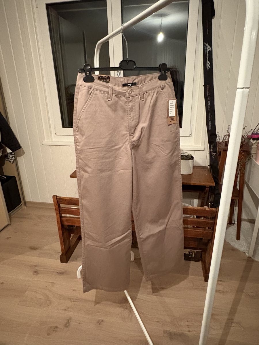 Vans Pantaloni: Pantalon Vans beige neuf avec étiquette – Nuovo e nell'imballaggio originale da Marly venduto da Oriane98