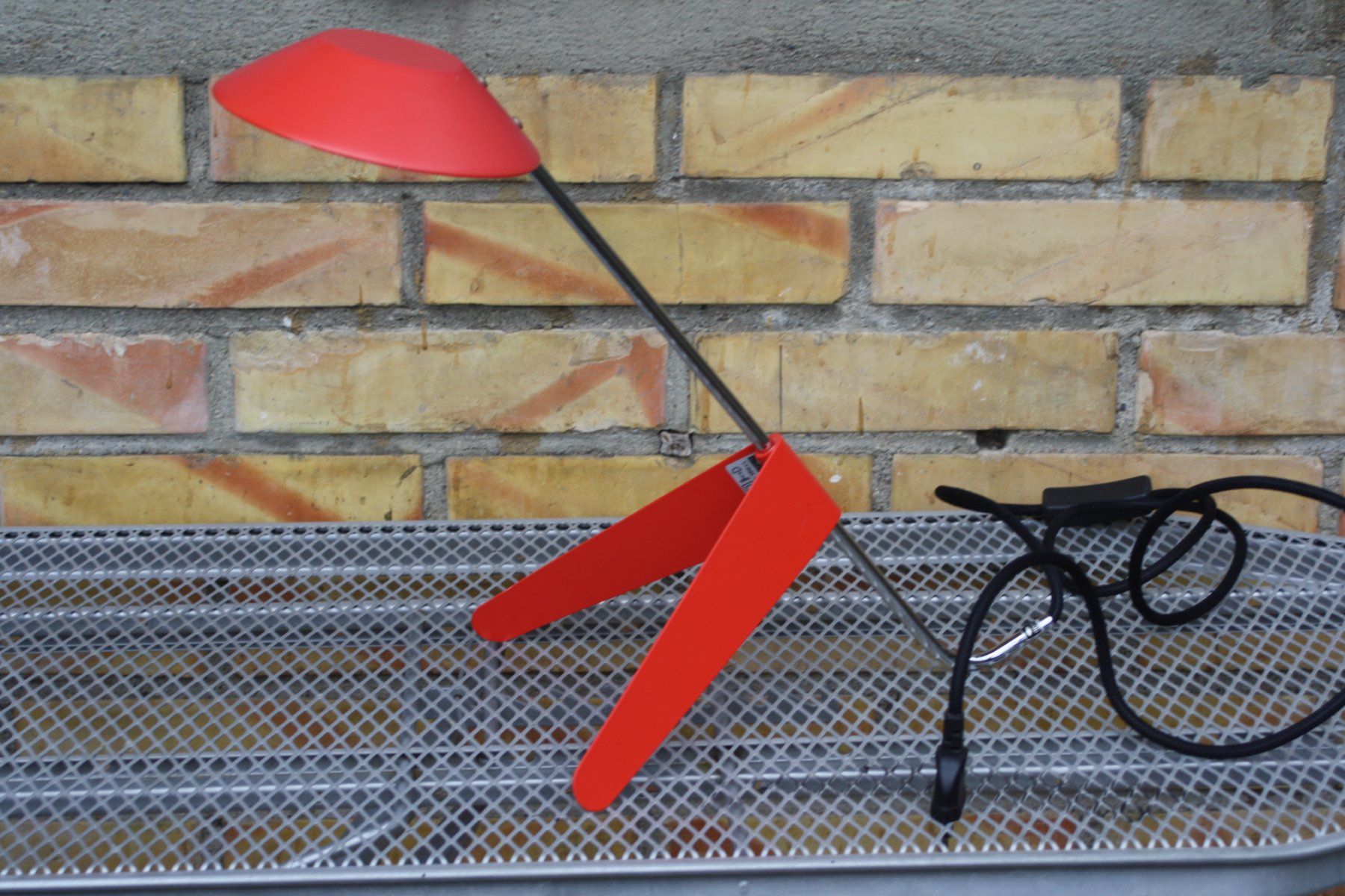 Lampade: DESIGNER TISCH LAMPE ROT MIT LED BIRNE – Usato da Wauwil venduto da Pneuedy 1