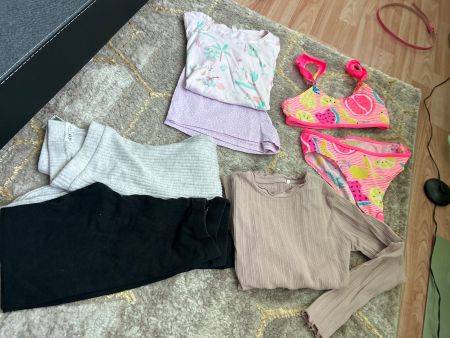 Set 1 pyjama 1 badanzug 2 leggings 1 t-Shirt Gr.122/128