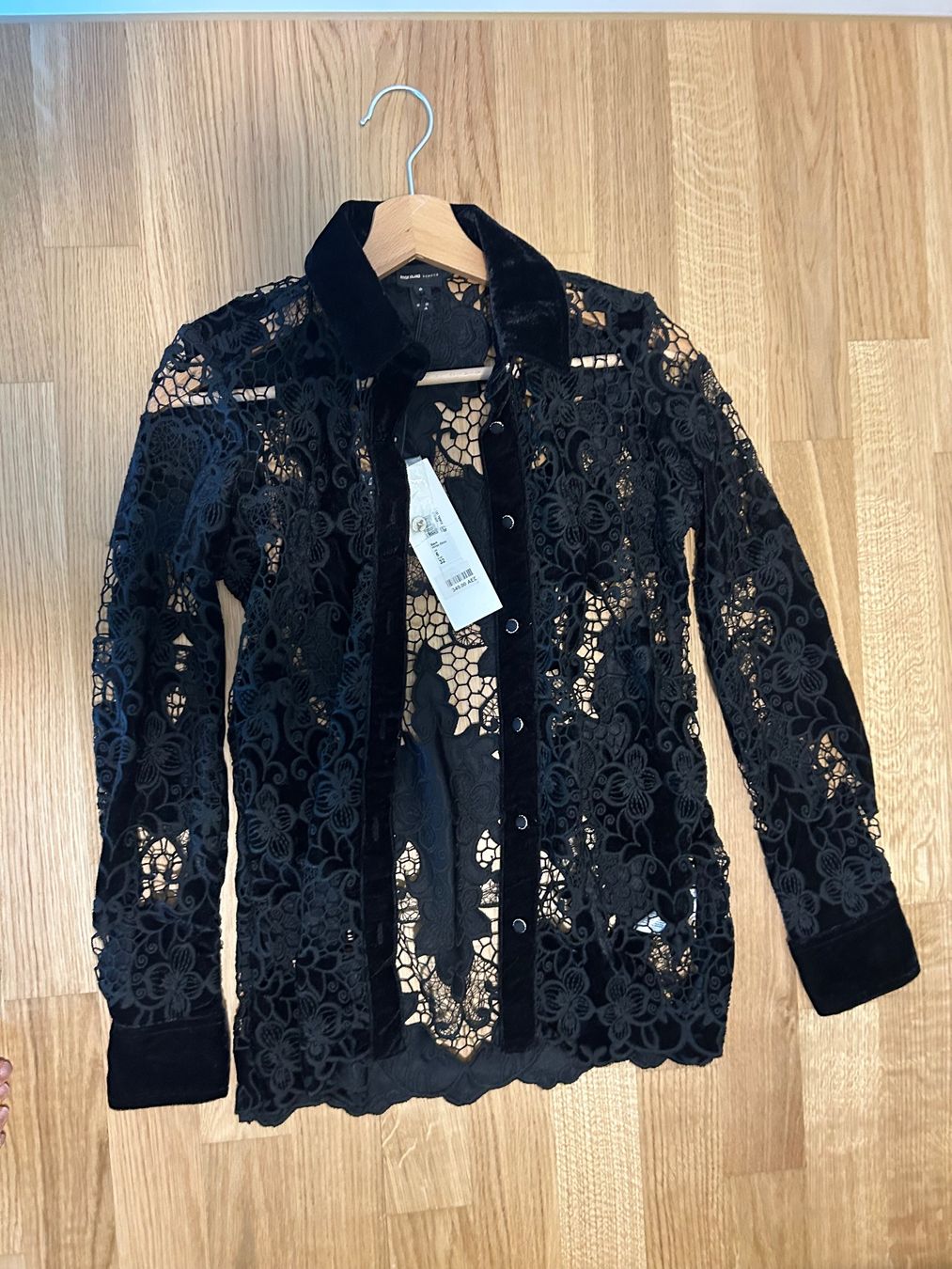 Chemisiers: Damen Bluse schwarz Grösse 6 Spitze Samt – Neuf (Voir description) à Zürich par Dailychic