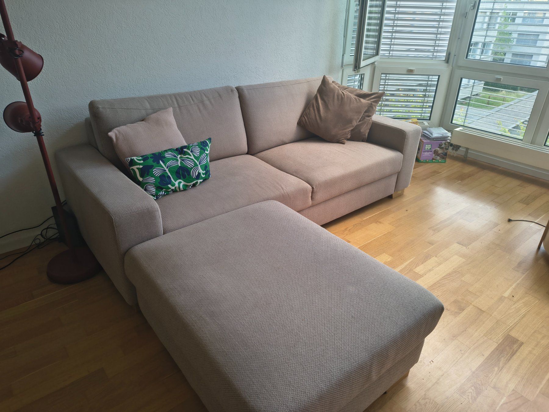 Ikea Divani: IKEA SÖRVALLEN Sofa mit Hocker – Schwarz/Weiss – Usato da Zürich venduto da eug_72cq