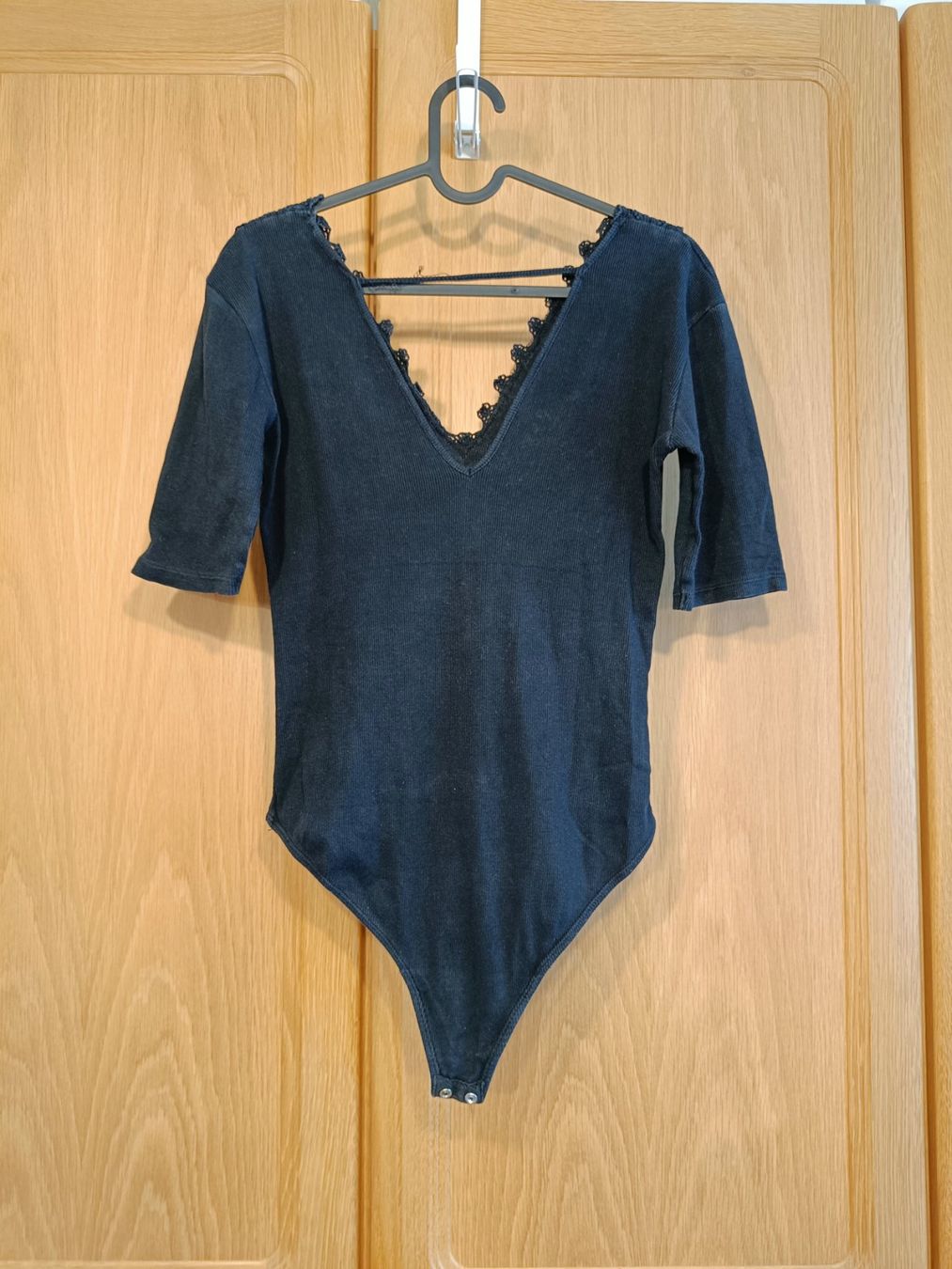 Top: Schwarzer Body mit Spitze | V-Ausschnitt Grösse M – Usato da Zürich venduto da Atelier.Second 3