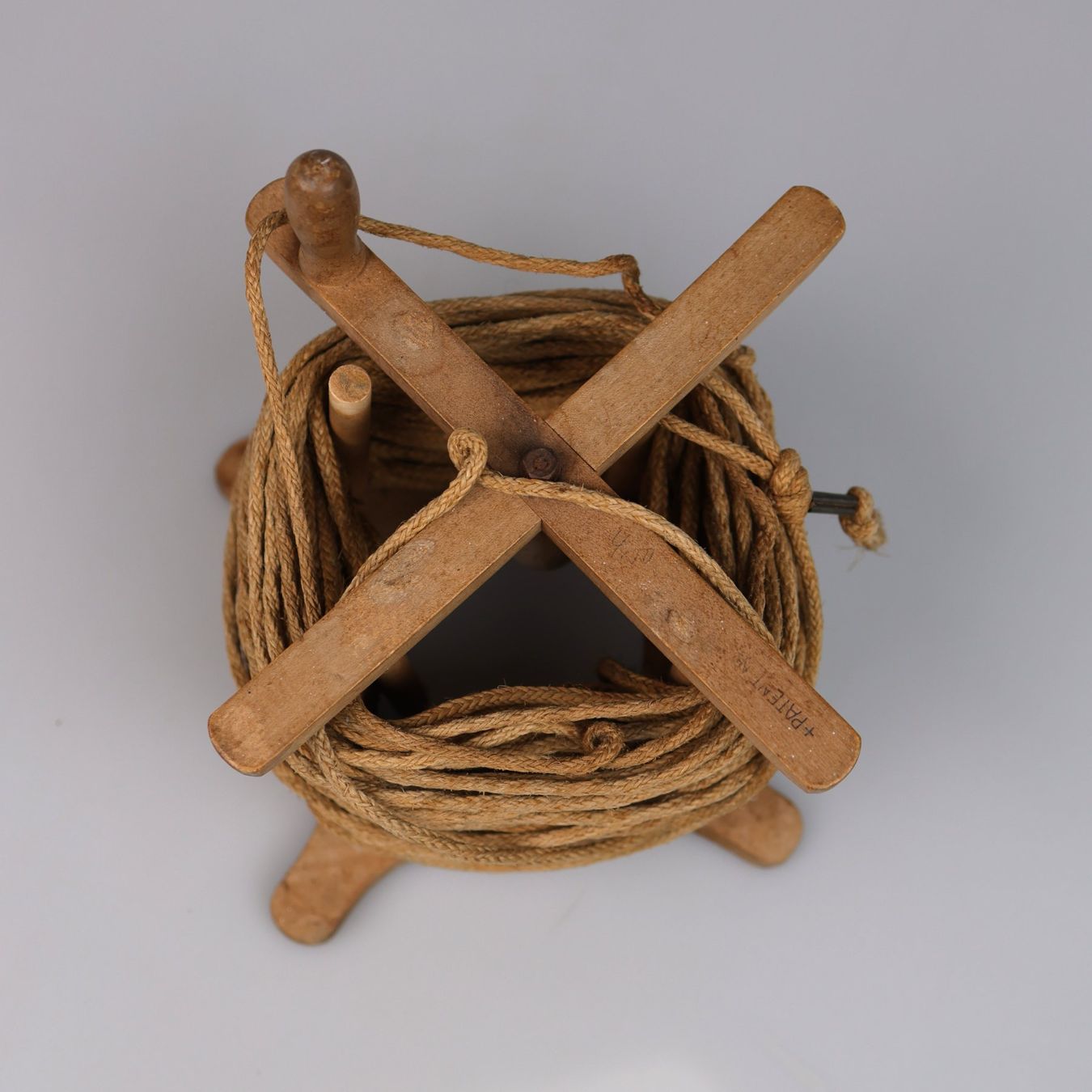 Wäscheständer: Antike Wäschespindel aus Holz – Gebraucht aus Volketswil von brockipfannenstil 1
